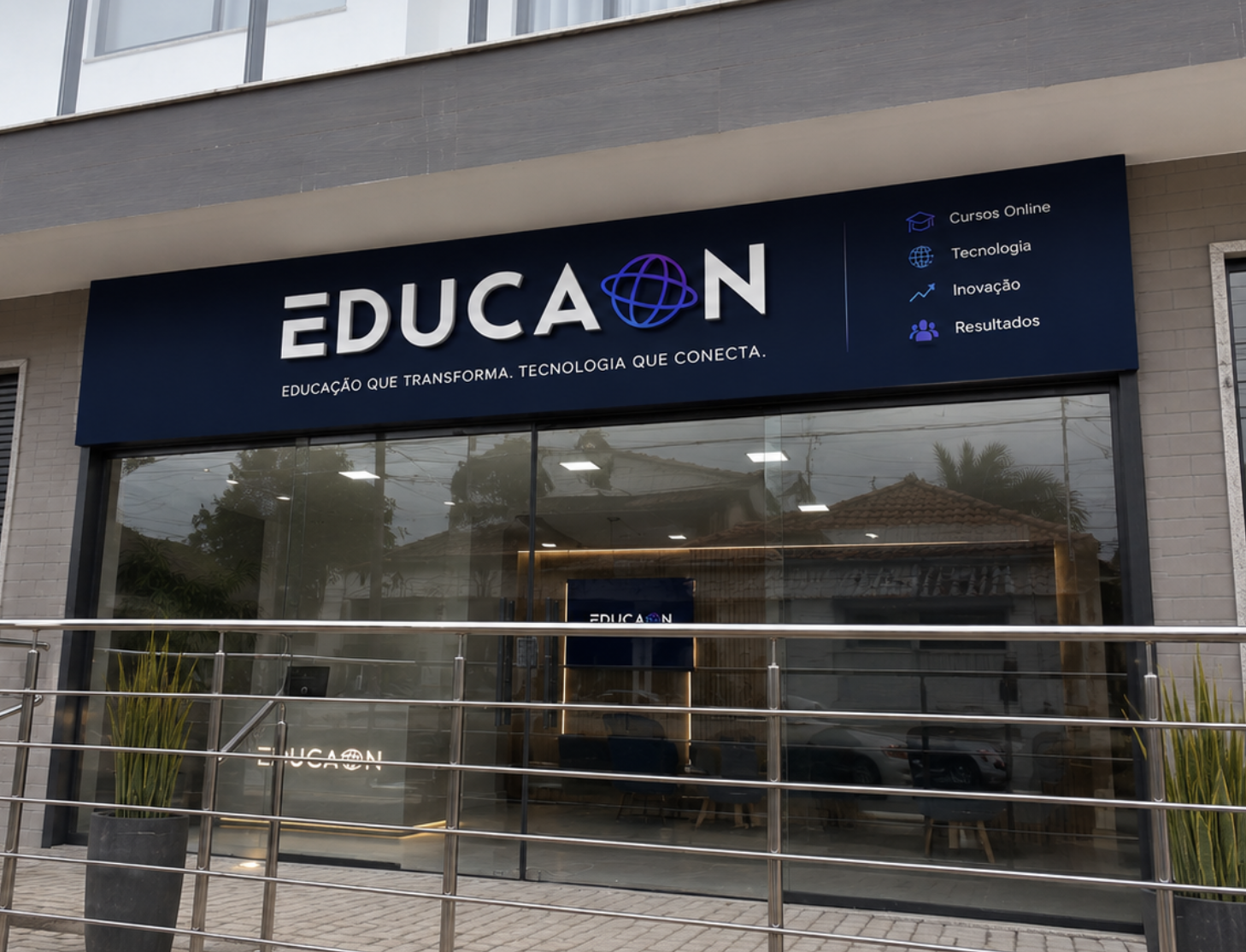 Fachada da unidade EducaOn com o letreiro Educação que transforma, tecnologia que conecta
